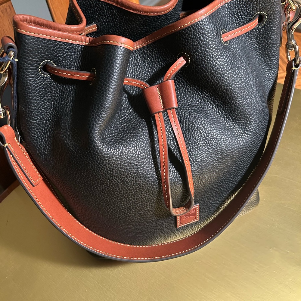 Dooney & Bourke Black & Brown Messenger Shoulder Bag wi/Wristlet Pebbled Leather - Picture 2 of 14